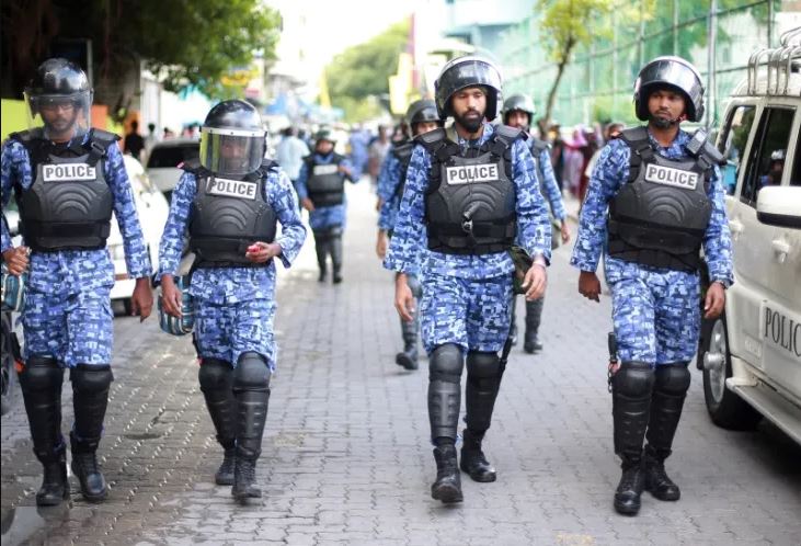 ކުރުސީ ހޯދަން ފުލުހުން ނިކުމެއްޖެ؛ އޭނާ އެދުނީ ބައިނަލްއަޤްވާމީ އެހީއަށް