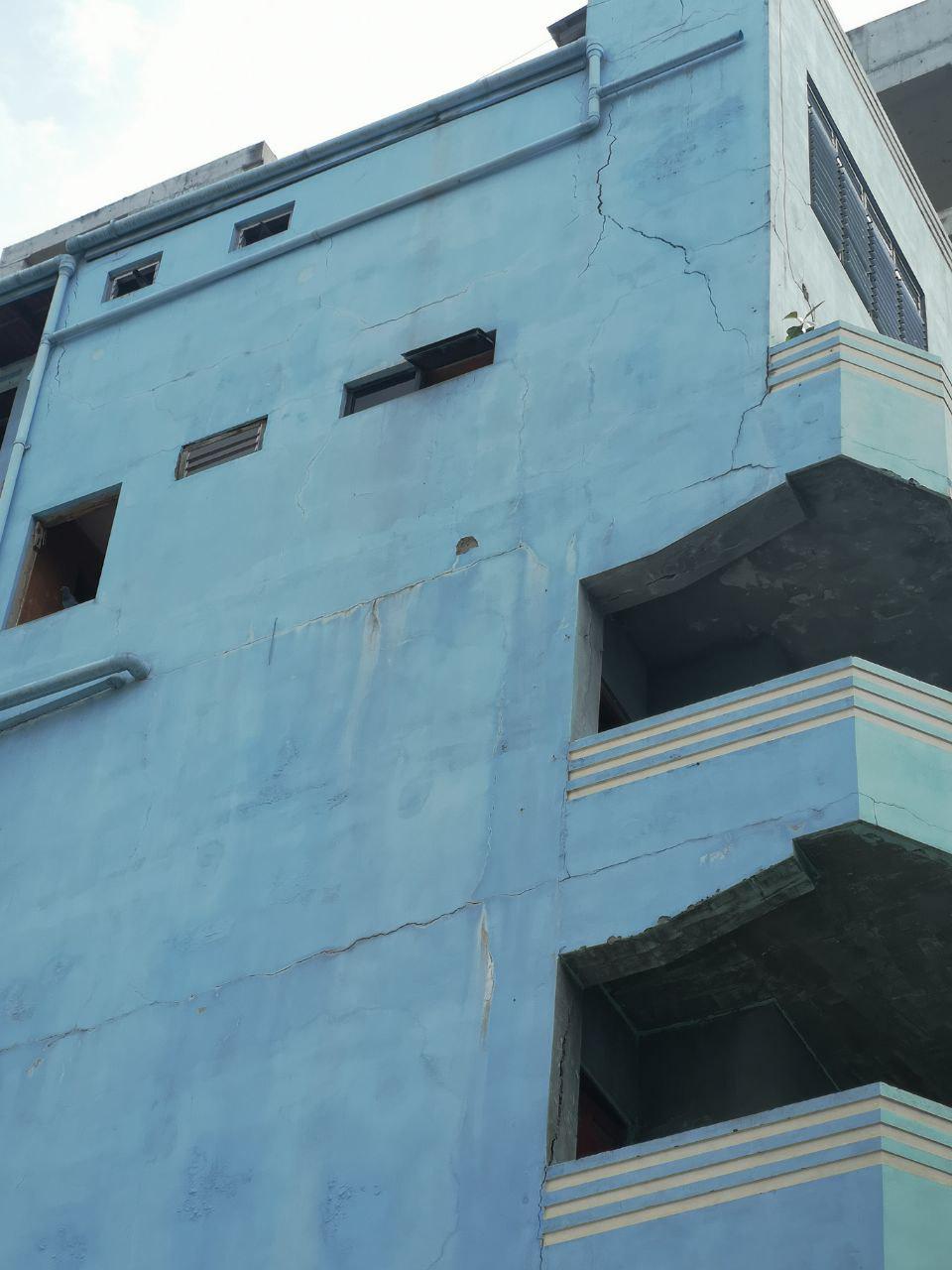 ބޮލަށް ވެއްޓޭވަރުވެފައިވާ ބޮޑު އިމާރާތެއް މާލޭގައި؛ ޒިންމާ ނަގާނެ މީހަކު ނެތް؟!