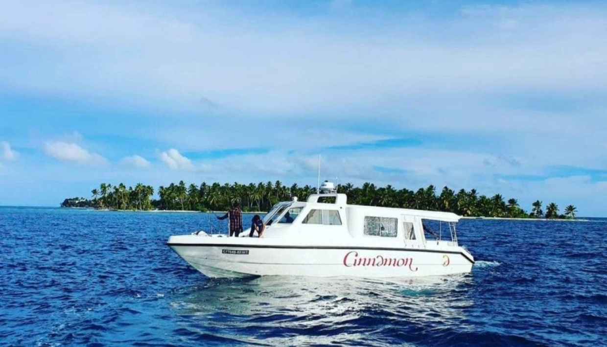 ލޯންޗުގައި އެކަނި މާލެ އައި ފިރިހެންކުއްޖާއާއި ލޯބިވެރިޔާ ވެސް ހޯދައިފި