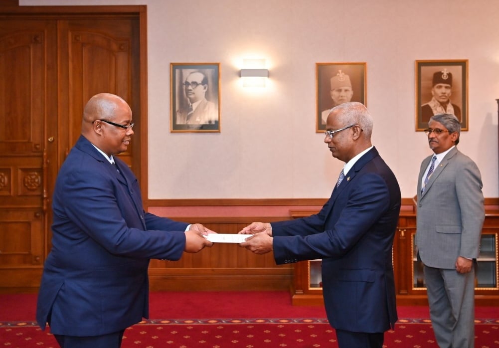 2 ގައުމަކުން ރާއްޖެއަށް ކަނޑައެޅި ސަފީރުން ފަތްކޮޅު އަރުވައިފި