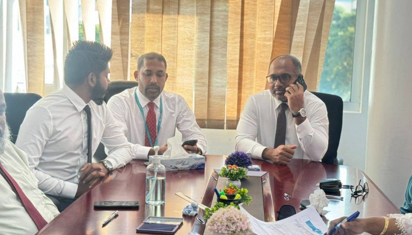 އައިޑީކާޑު ހަދާ އޮފީހުގެ މަސައްކަތްތައް ނޫސްވެރިންނަށް ދައްކާލަނީ