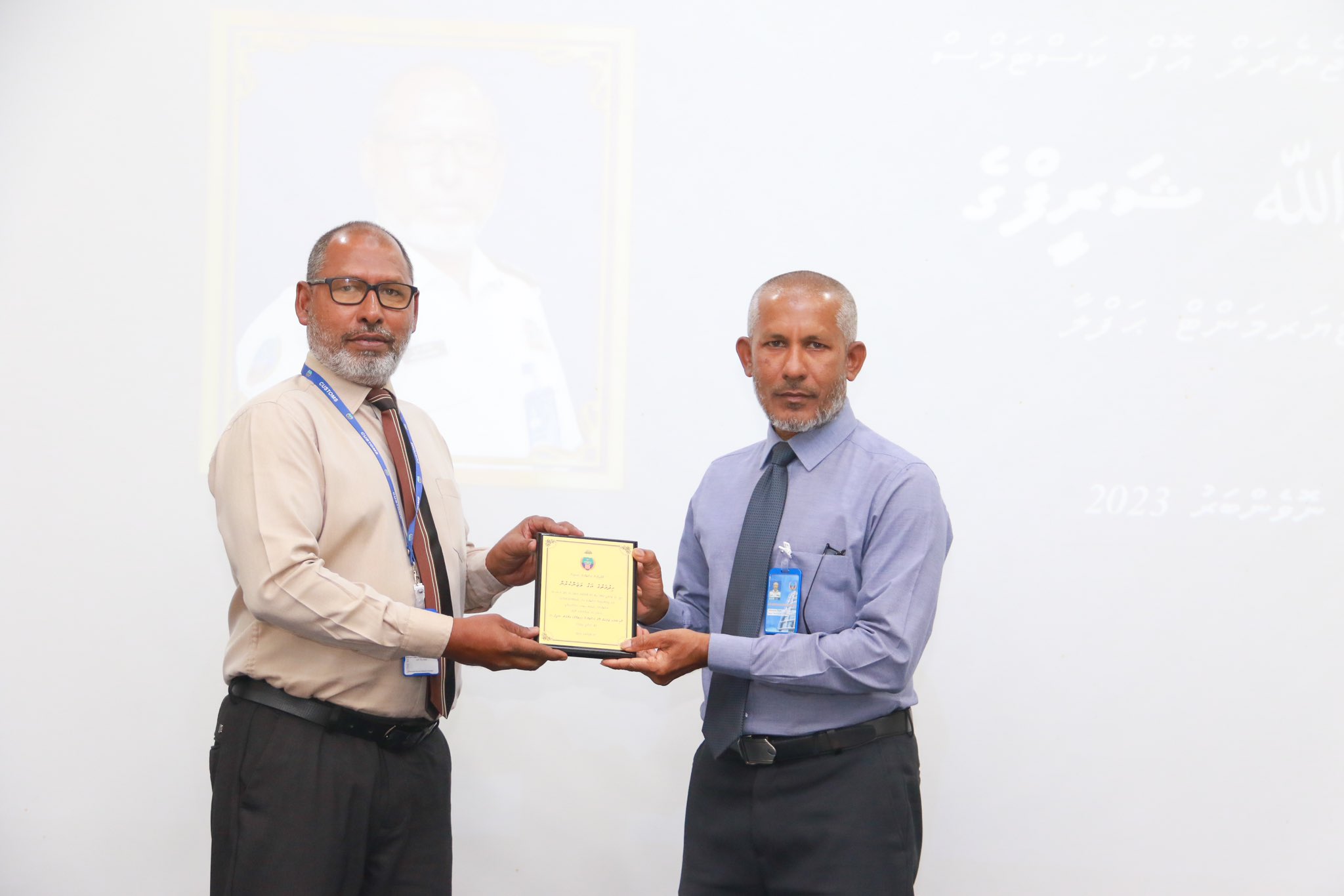 ޝަރީފް ކަސްޓަމްސްއިން ރިޓަޔަރކުރައްވައިފި