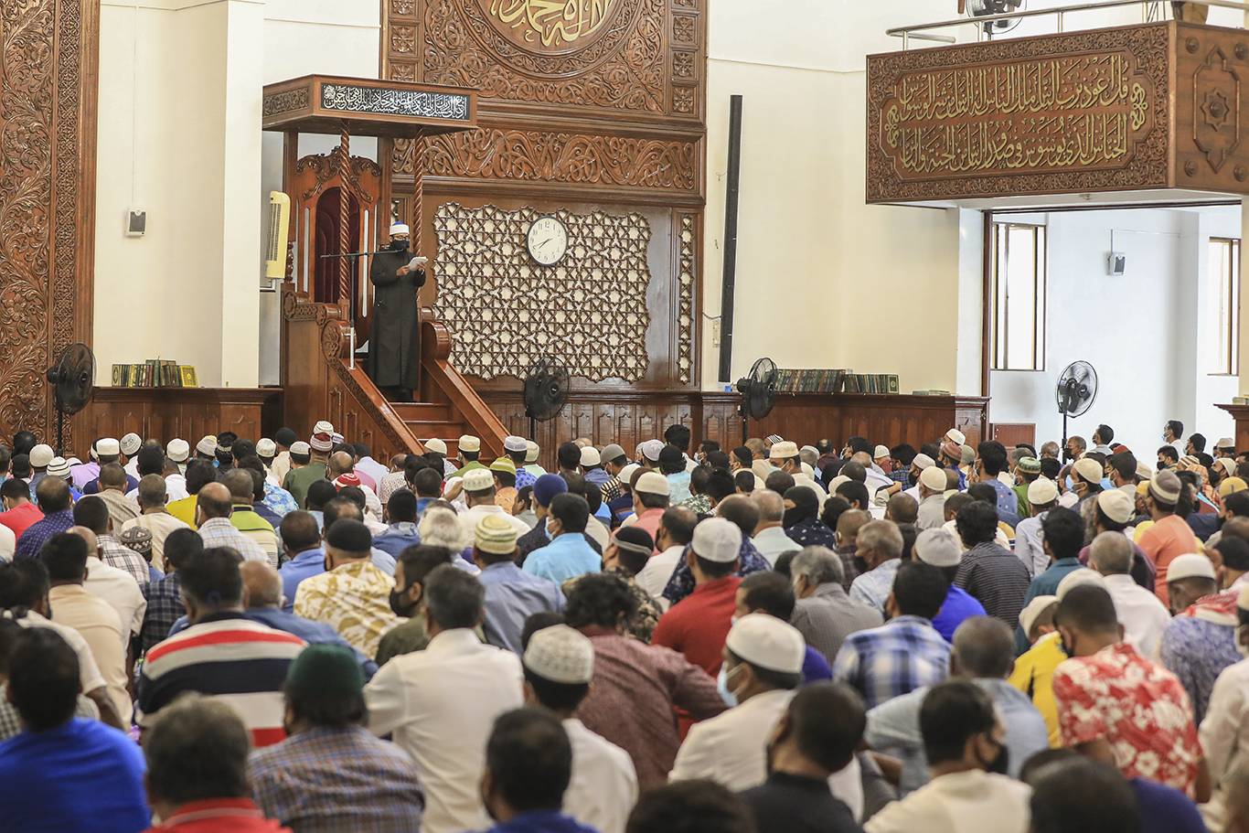 މިސްކިތްތަކަށް އަރާ މީހުން މަދު، މިއީ ބިރުވެރިކަމެއް: ޚުތުބާ