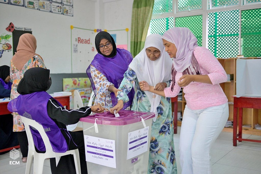 މަޖިލިސް 2024: ވަގުތު ހަމަވުމުން ކިއުތައް ބަންދުކޮށް ވޯޓުފޮށިތައް ބަންދު ކުރަން ފަށައިފި