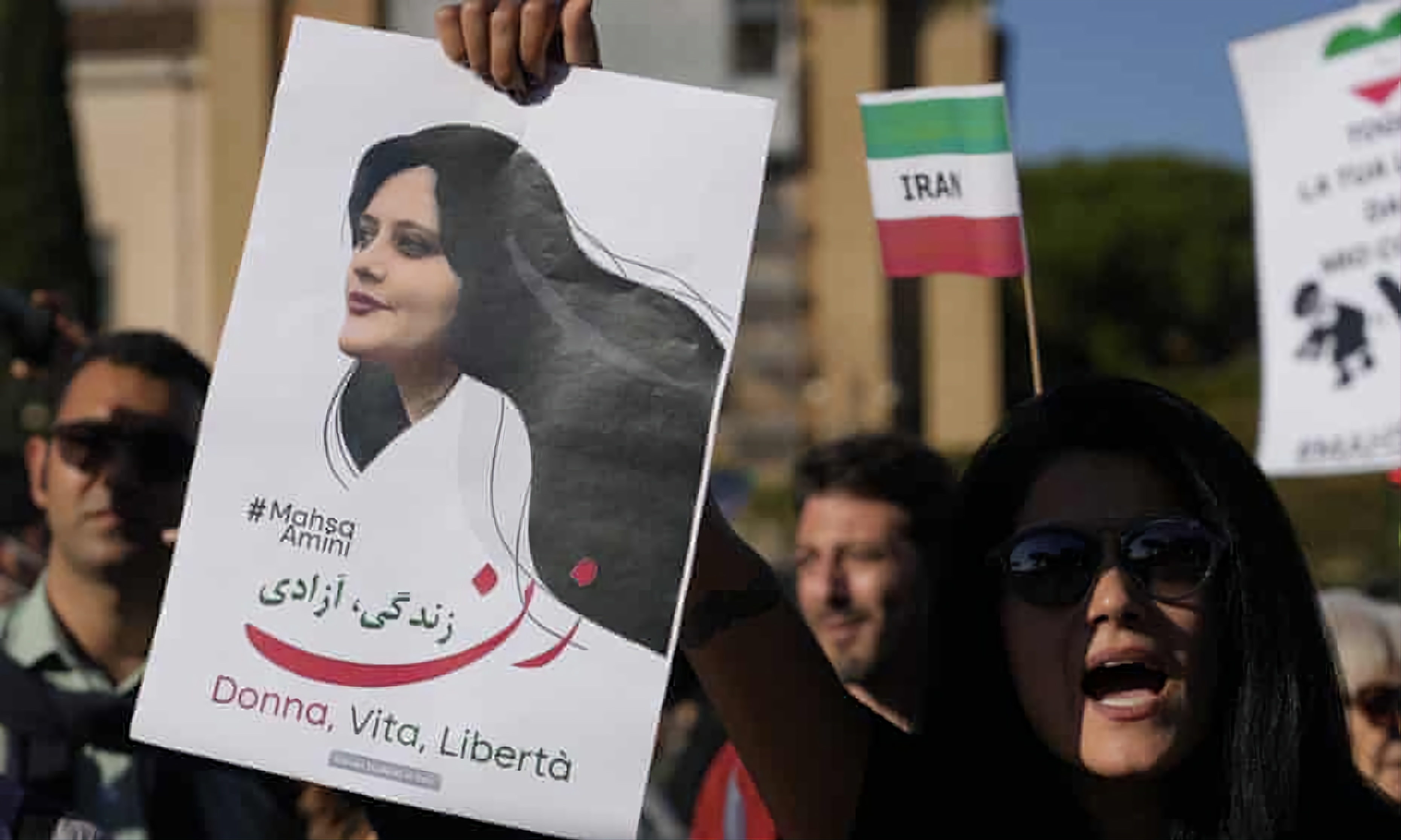 އީރާނުގައި ބުރުގާ އަޅަން މަޖުބޫރުކުރުވާ ގާނޫނު މުރާޖައާ ކުރަނީ