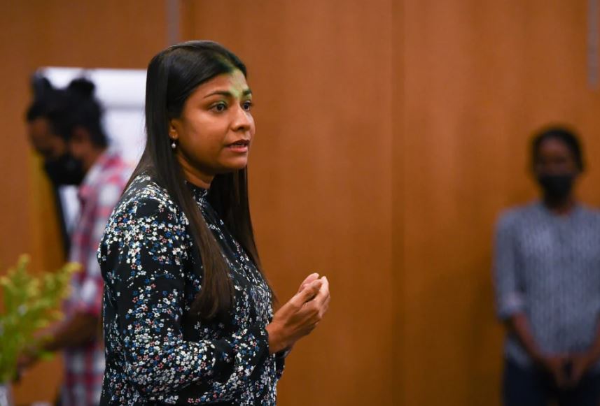 އެމްޑީޕީ ޕާޓީއަކަށްވީ އަދިކިރިޔާ؛ ކުރިން ވަކި މީހެއްގެ ފަހަތުން އެނބުރުނީ: ރޮޒައިނާ