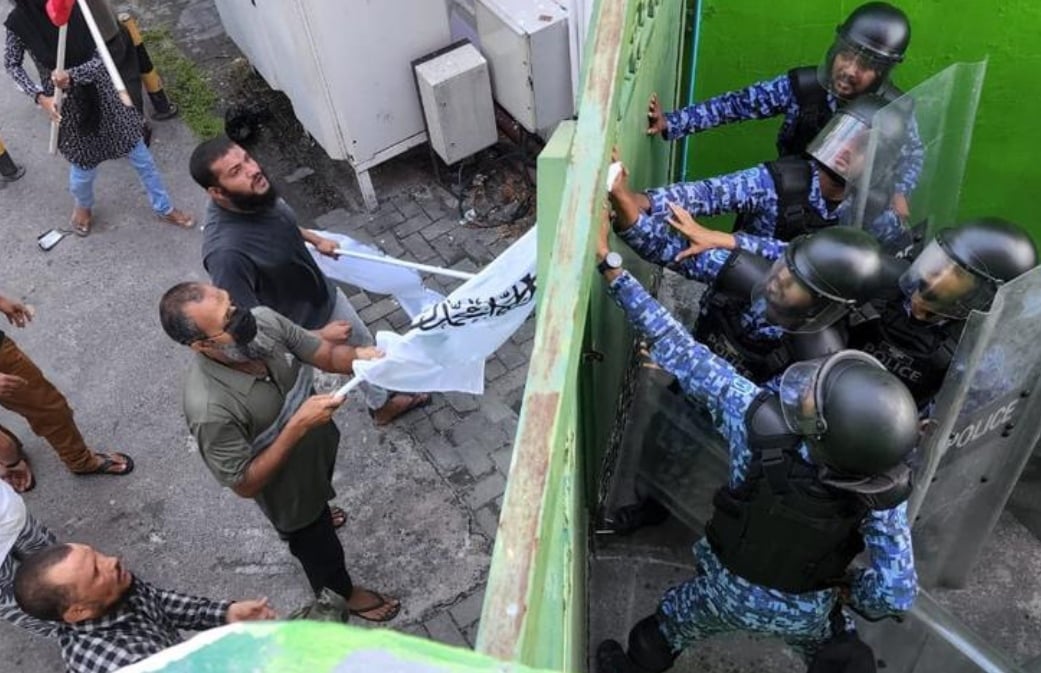 މުޒާހަރާ ހުއްޓުވަން ފުލުހުން އަމަލުކުރި ގޮތުގެ އެތެރޭގެ ތަހުގީގެެއް ހިންގަނީ