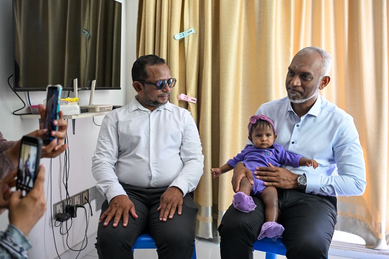 ރައީސް މުއިއްޒު މާފަންނު ހުޅަނގު ދާއިރާގެ ދޮރުން ދޮރަށް