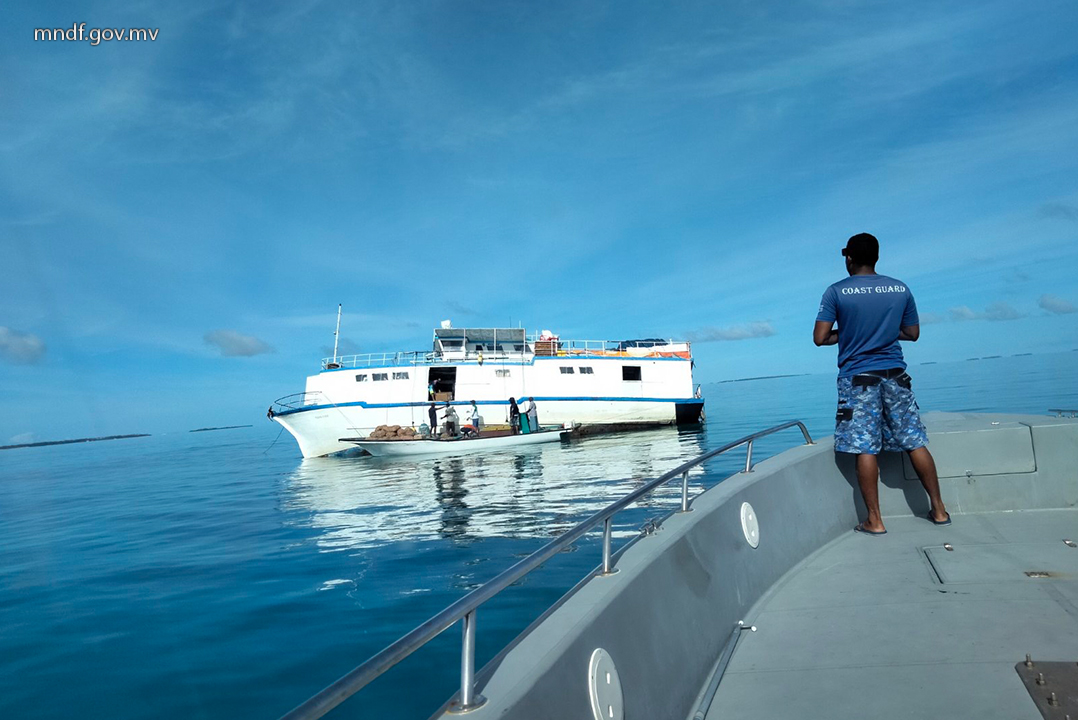 ސޯޅަ މީހުނާއެކު ދަތުރުކުރި ބޯޓެއް ފަރަށް އަރައިގެން ސިފައިން އެހީތެރިވަނީ