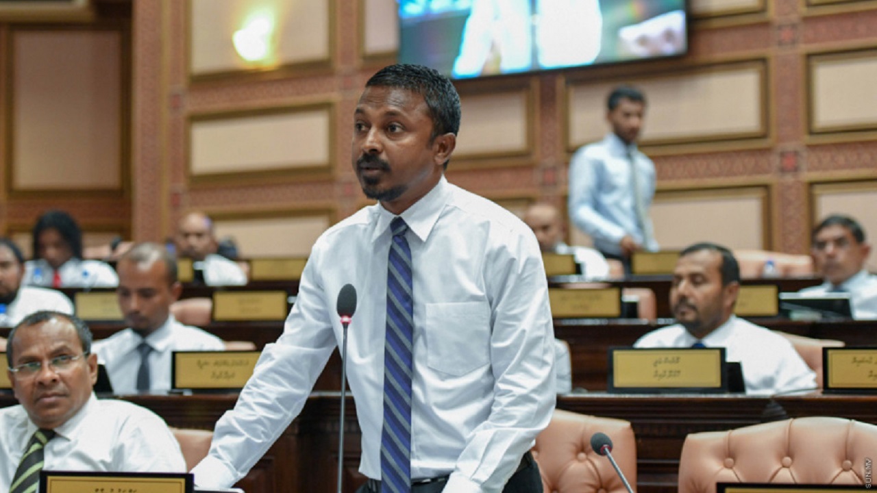 ރައީސް ނަޝީދަށް ސެކިއުރިޓީ ނުދެވޭނަމަ ސިފައިންގެ ވެރިން އިސްތިއުފާދެއްވާ - އުޝާމް