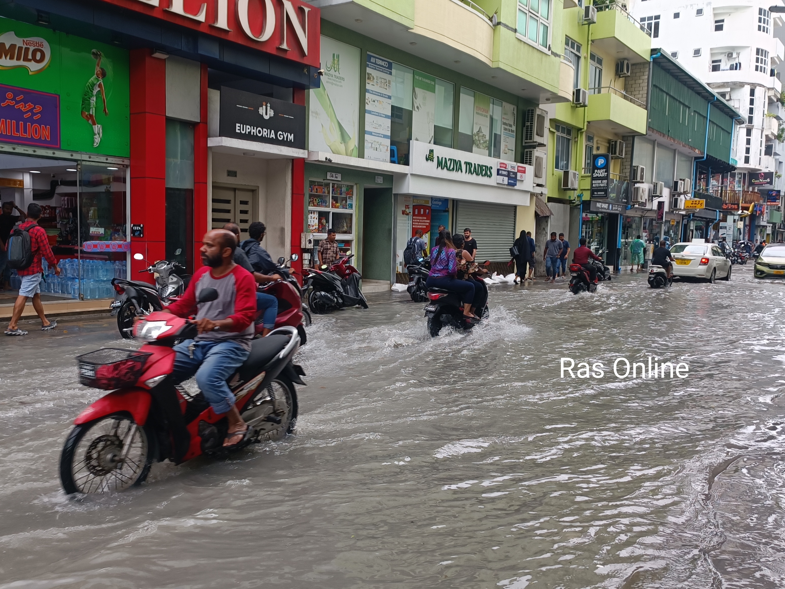 މެެދުކެނޑުމެއް ނެތި ބޯކޮށް ވާރޭވެހި މުޅިމާލެ ފެނު އަޑީގައި