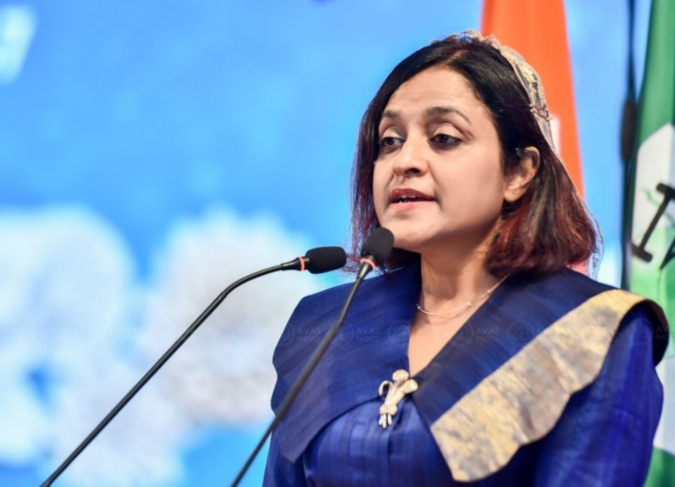 ވޯޓާއި ދިމާކޮށް މައުމޫން ޖެއްސެވި ކަޑަތަކުގެ ވާހަކަ ދެއްކުމުގެ ބަދަލުގައި ދުންޔާ ދެއްކެވީ ގޯތީބަހާ ވާހަކަ!