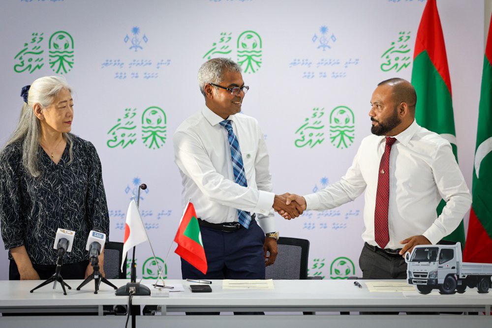 "މަގޭ ސާފުރާއްޖެ" ޕްރޮގްރާމްގެ ދަށުން 30 ރަށަކަށް ކުނި އުފުލާނެ ވެހިކަލް ހަވާލުކޮށްފި