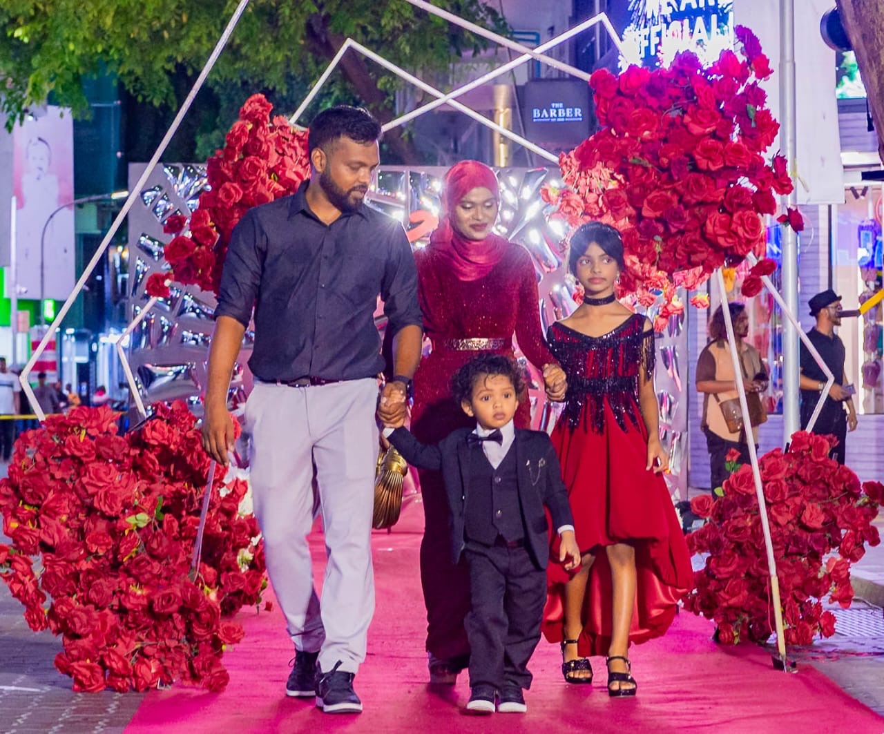 ސޮރީގެ ޝޯތަކަށް ބާރުބޮޑުވެ، މެންދުރުފަހު ޝޯތައް ބާއްވަނީ