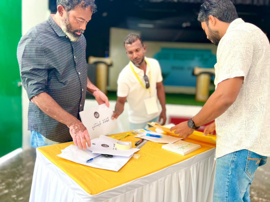 ގައްދޫގައި ކެމެރާ ހަރުކޮށްގެން ވޯޓުލާކަމަށްބުނެ ވޯޓު ކަރުދާސްތައް އިރާލައިފި