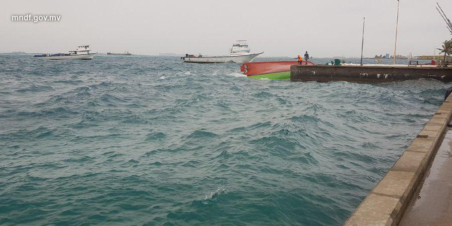 ތިލަފުއްޓަށް ދަތުރުކުރި ދޯންޏެއް ބަންޑުން ޖަހާލައިފި؛ ކަނޑުވި 3 މީހުން ސަލާމަތްކޮށްފި