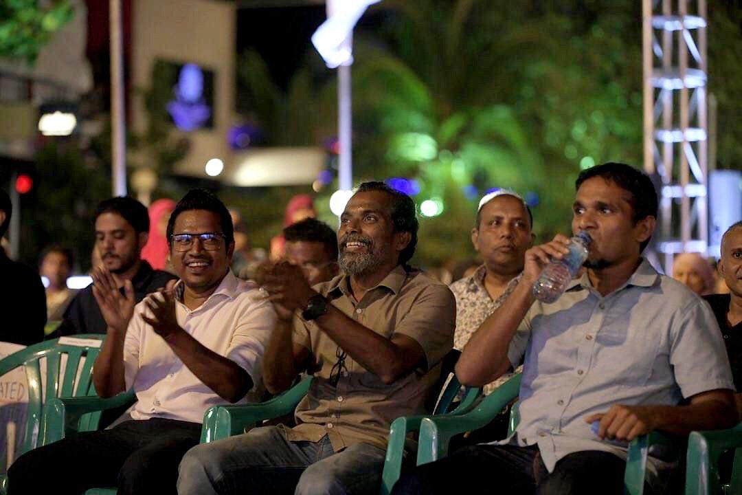 ކަނޑުހޯދަން ބޭއްވި ޖަލްސާ "އިންޑިއާ އައުޓަށް" ވުމުން ޑިމޮކްރެޓުން ބިރުން ފަހަތަށް