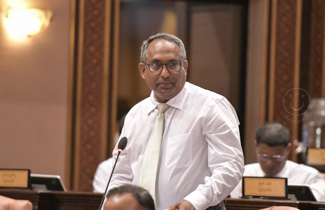 މައްސަލައިގެ ބޭރުން ވާހަކަދެއްކެވުމުން ކެލާ އިބުރޭވެސް ތަޅުމުން ނެރެފި