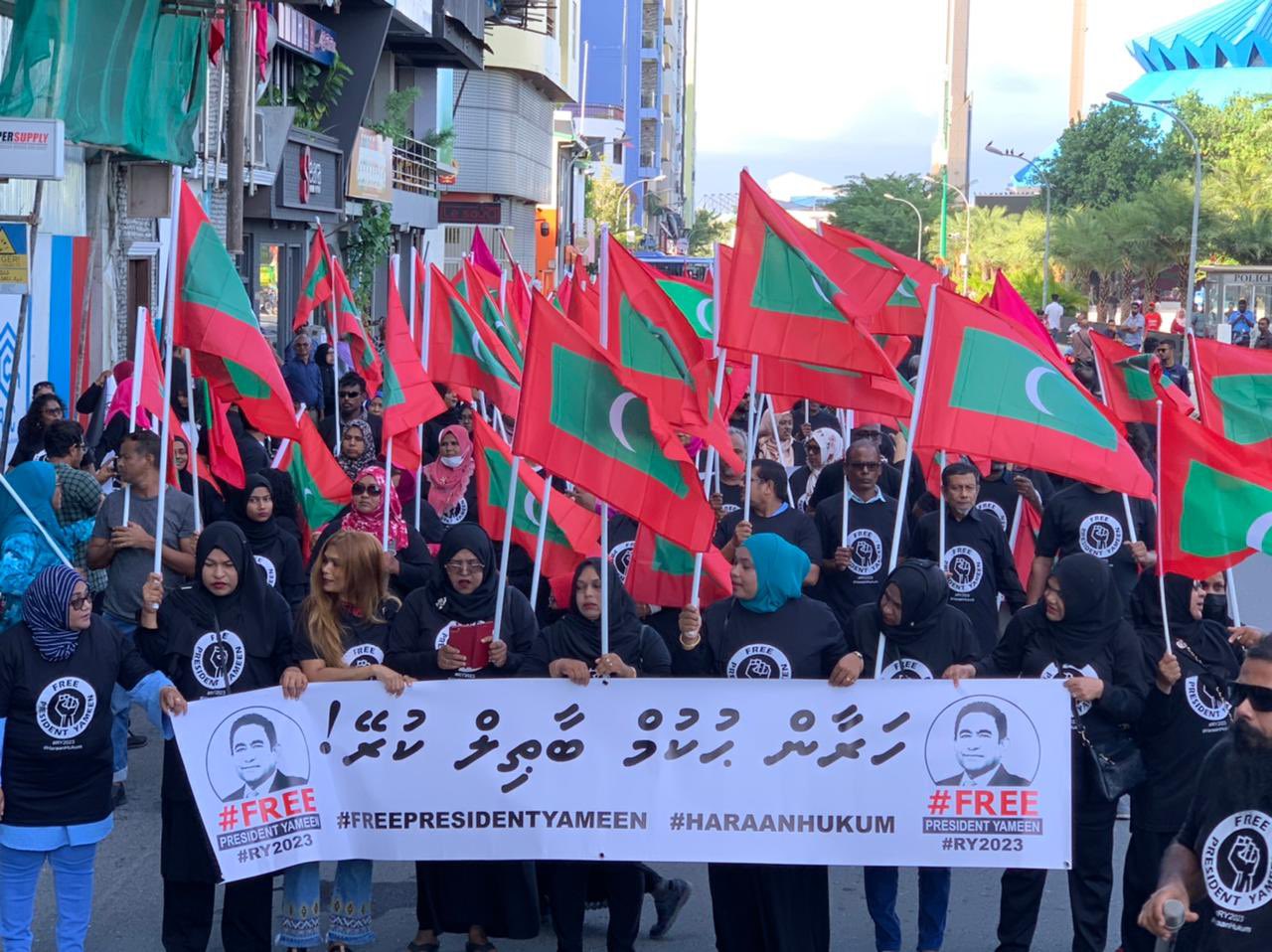 ގިނަ އަދަދެއްގެ ބަޔަކާއެކު އިދިކޮޅު ހިނގާލުން ބާއްވައިފި