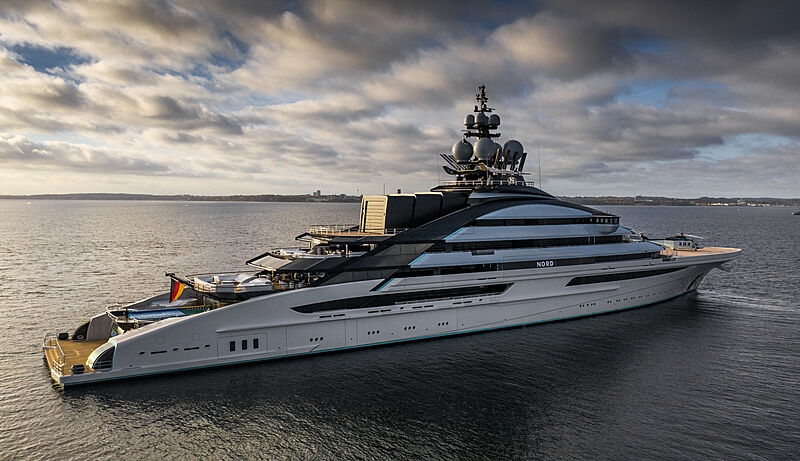 ރަޝިޔާގެ އެންމެ ބޮޑު މަހުޖަނު އޭނާގެ އަގުބޮޑު ޔޮޓާއެކު ރާއްޖޭގައި!