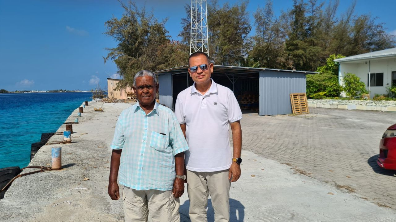 އާދަމް ޝަރީފާއި އުއްޗުގެ ކުއްލި ބައްދަލުވުމެއް!