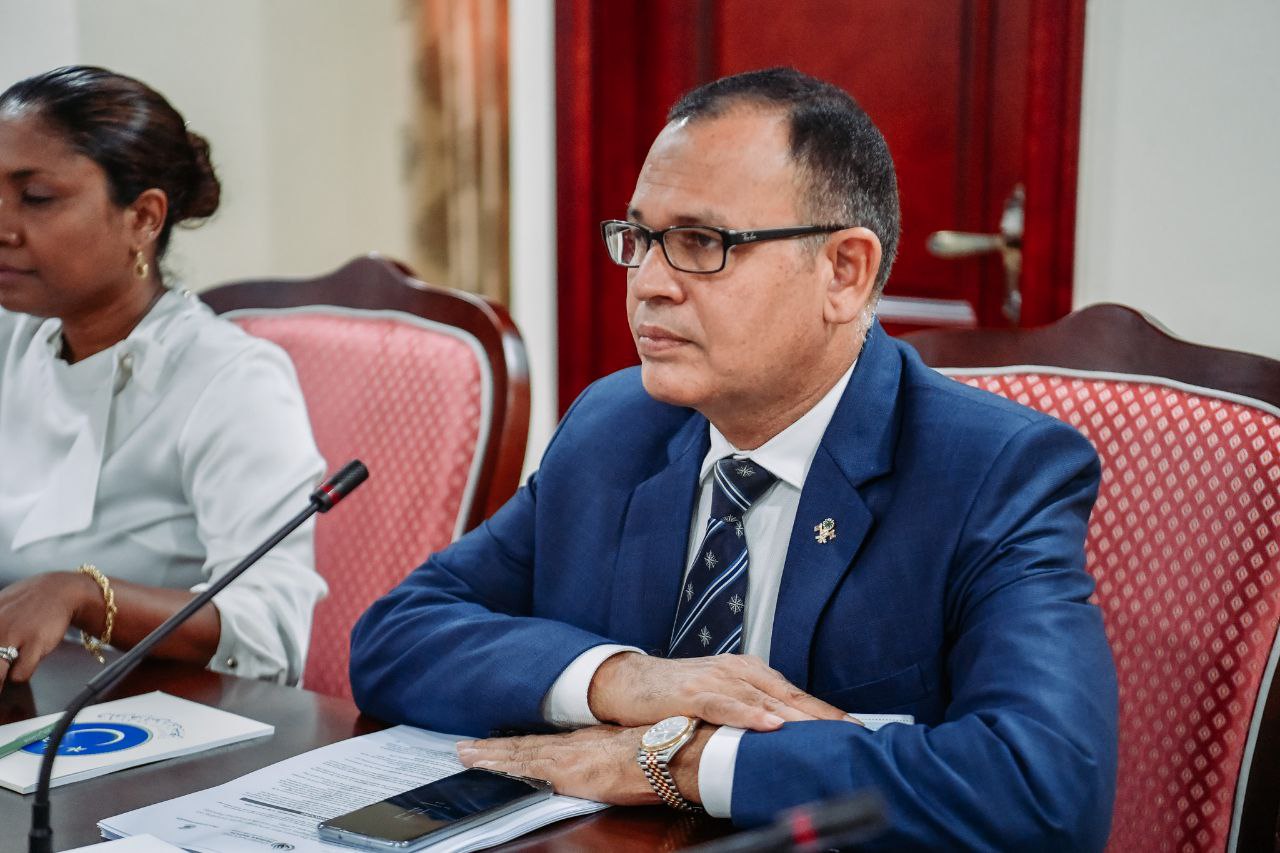 ޑރ. މުޢިއްޒު ނޫނީ ވައުދުތައް ރައްޔިތުންނަށް ފެންނާނެގޮތް ހެއްދެވި ސިޔާސީ ބޭފުޅެއްނެތް: އާދަމް ޝަރީފް