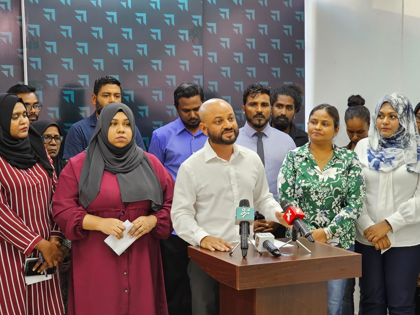 ޕާޓީތަކަށް މެމްބަރުން ވެއްދުމަށް އޮންނަ އަދަދުތަކާއިމެދު ފާރިސް ސުވާލު އުފައްދަވައިފި