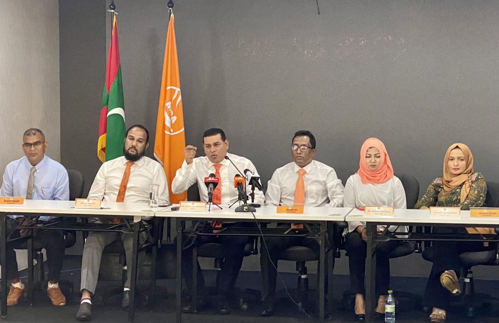 ފުރަހަނި ޝުއައިބު އެމްޑީއޭއަށް ސޮއިކޮށްފި