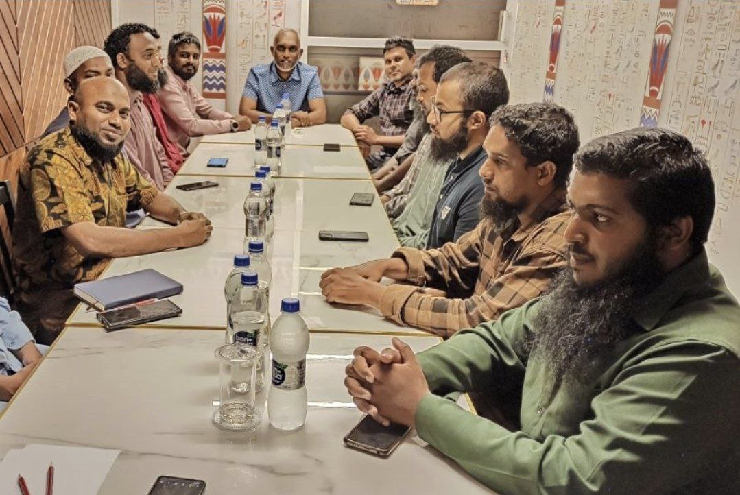 ޢިލްމުވެރިންގެ ގުޅުމުގެ ބޮޑު ތާޢީދެއް ޑރ. މުޢިއްޒު އަށް