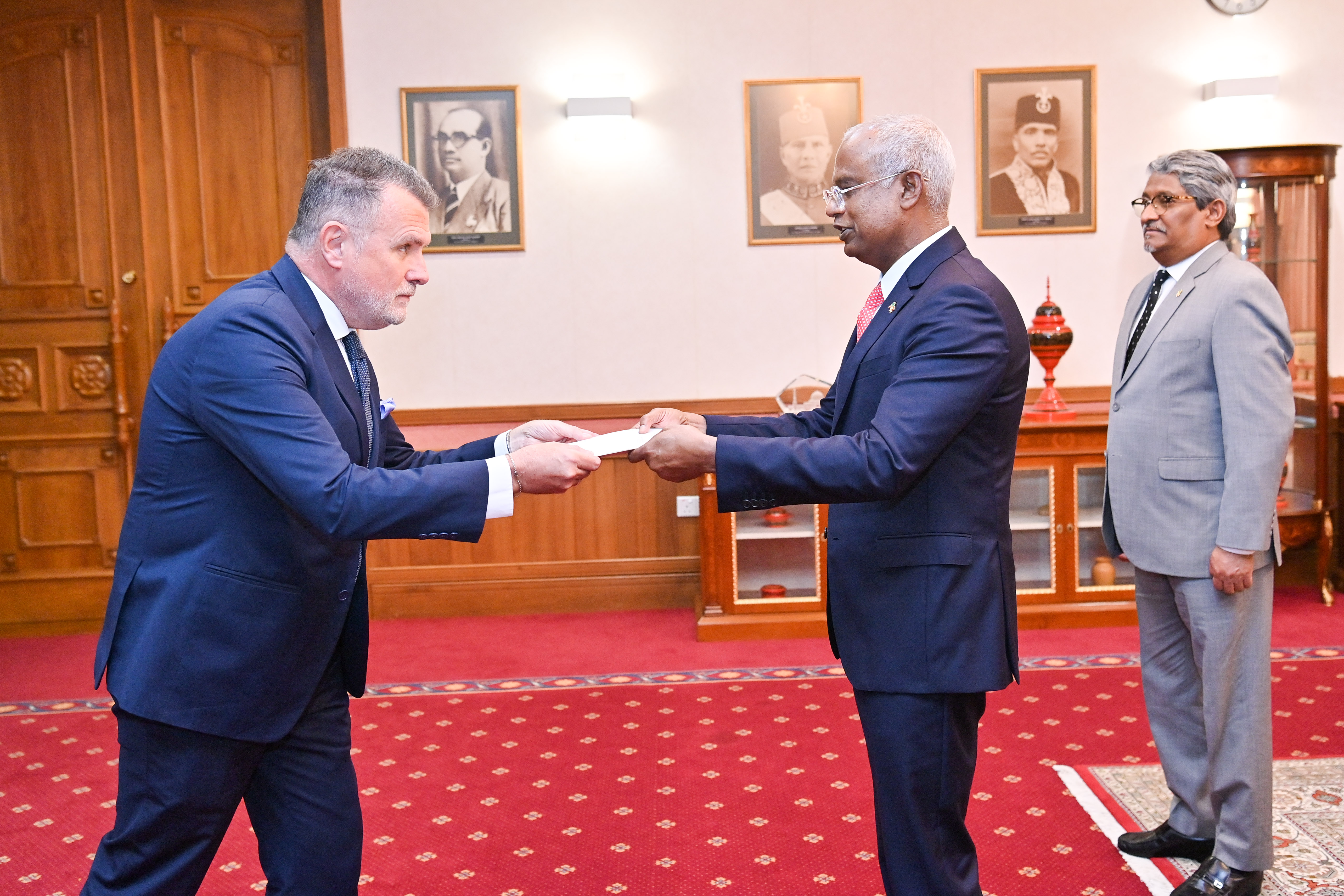 ސްވިޑެންއާއި ބެލްޖިއަމް ސަރުކާރުން ކަނޑައެޅި ސަފީރުން ފަތްކޮޅު އަރުވައިފި