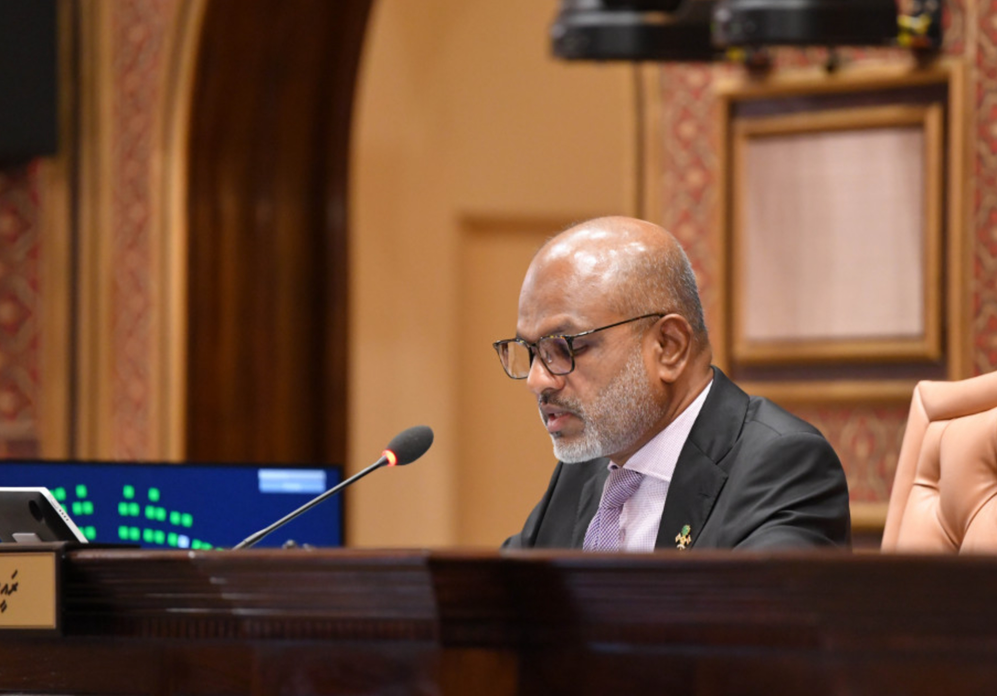 ޕީޖީއަކު އައްޔަނު ކުރުމަށް ދައުރުން ބޭރުގައި މަޖިލީހުގެ ދެ ޖަލްސާއެއް ބާއްވަނީ