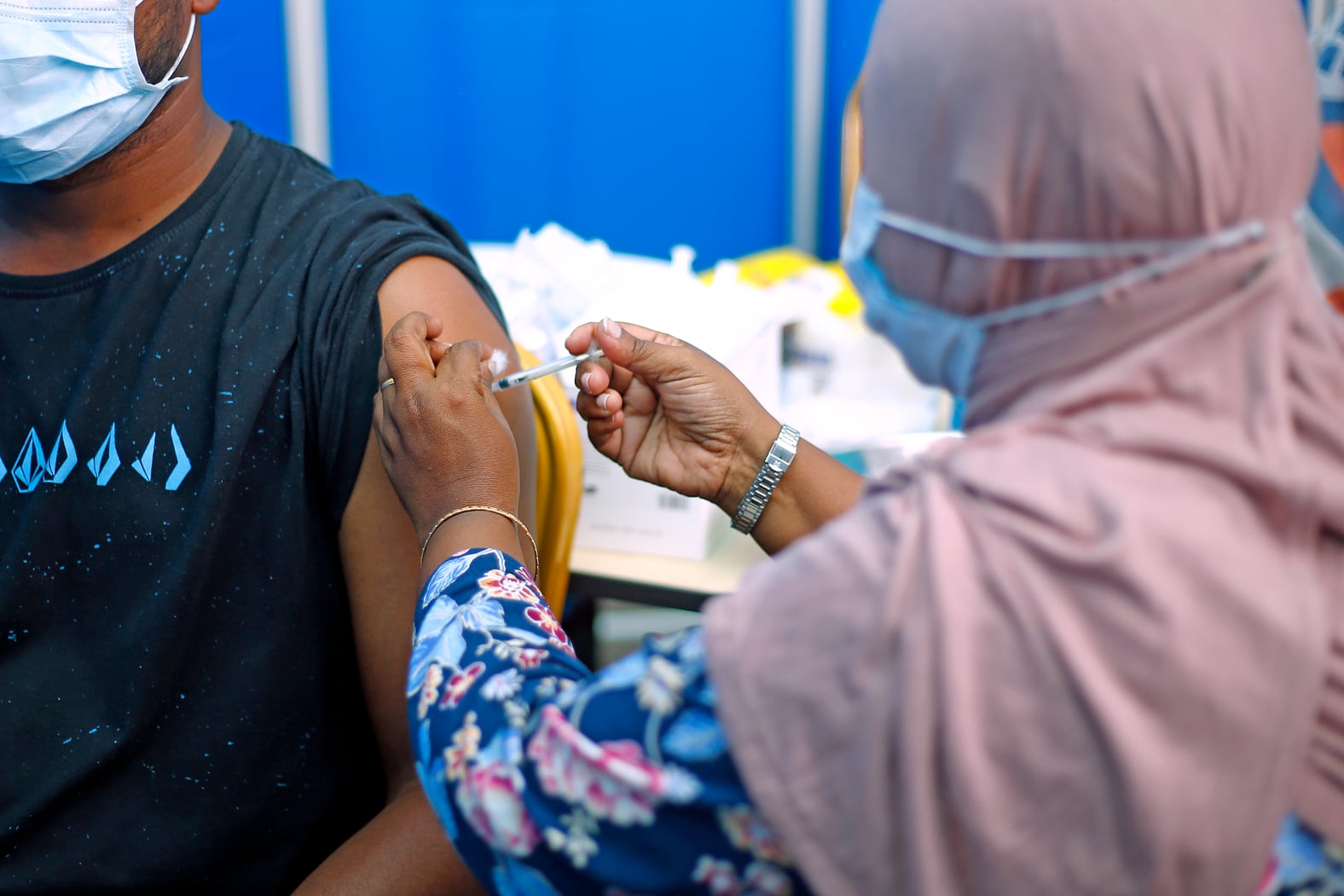 ކޯވިޑް-19: ބޫސްޓަރ ޑޯސް ޖެހި މީހުންގެ ޢަދަދު އެއްލައްކަ ވިހިހާހަށް