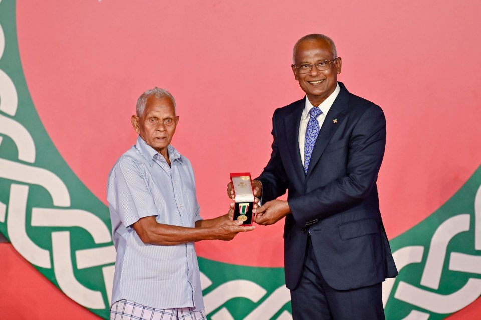 ދިވެހި ދައުލަތަށް ޚިދުމަތްކުރުމުގެ އިނާމު ދިނުން މާދަމާރޭ