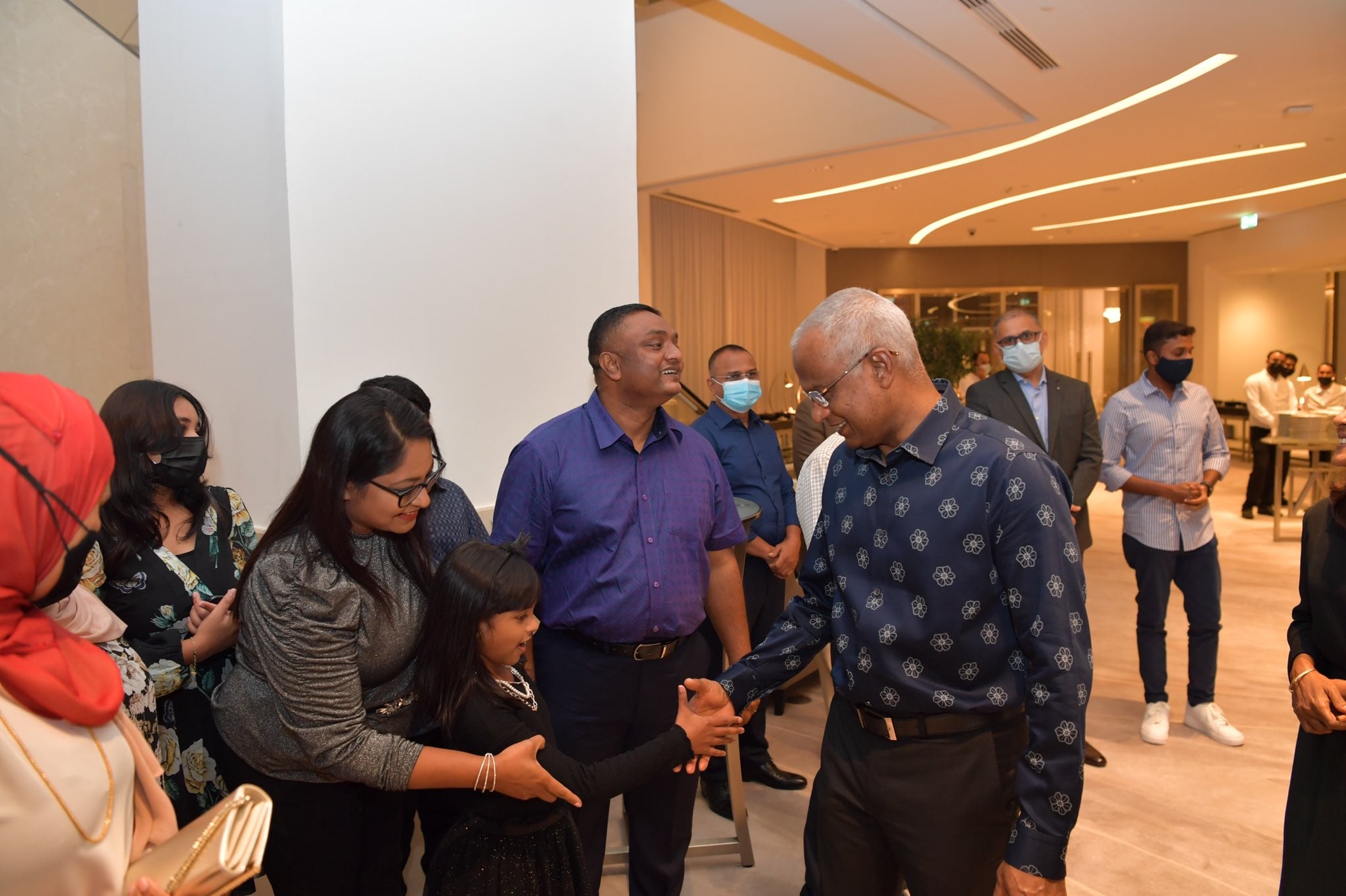 ރައީސްގެ ދެކަނބަލުން ޔޫ.އޭ.އީގައި ދިރިއުޅޭ ދިވެހިންނާ ބައްދަލުކުރައްވައިފި