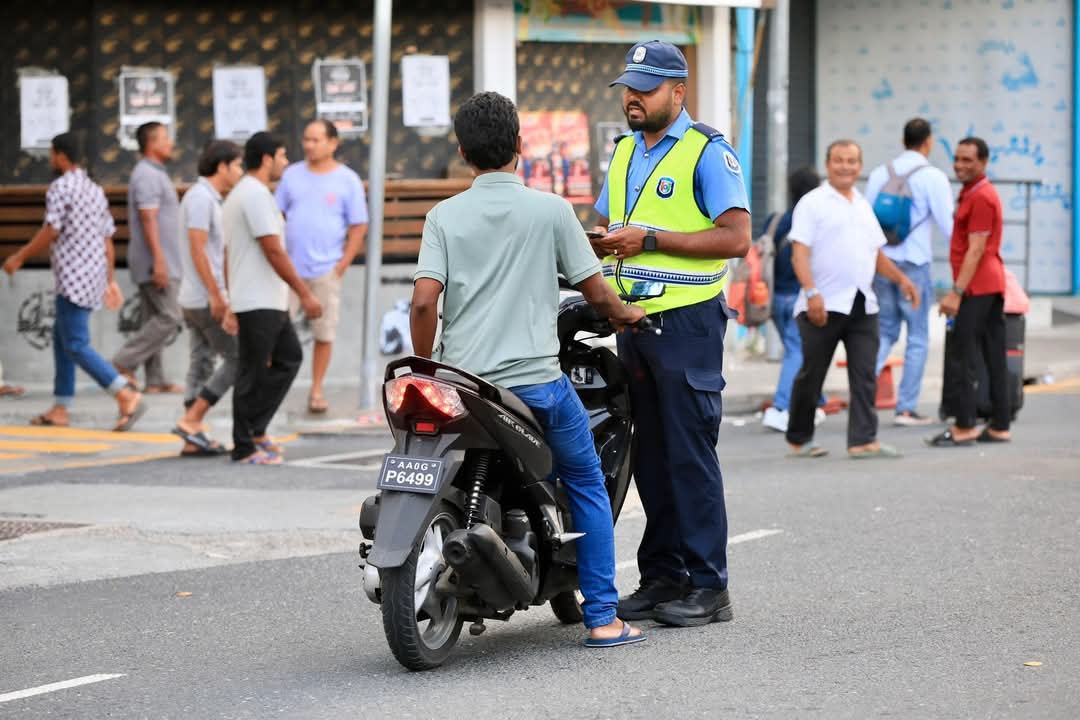 މަނާ ވަގުތުގައި ވެހިކަލް ދުއްވައިގެން 11 މީހަކު ޖޫރިމަނާކޮށް 3 ވެހިކަލް ޓޯކުރި: ފުލުހުން