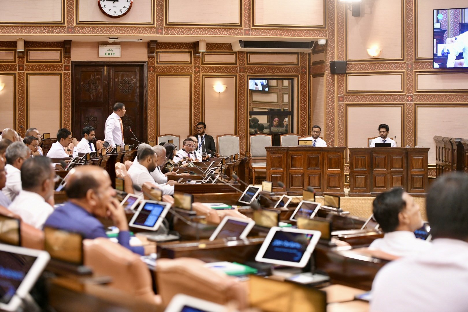 އުމުރުން 75 އަހަރާ ހަމައަށް ދައުލަތުގެ ވަޒީފާގައި ހުރެވޭގޮތަށް ހުށަހެޅި ބިލު ފާސްކޮށްފި