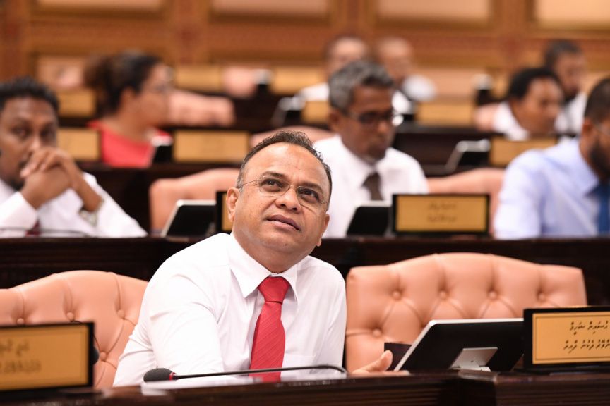 މިފަހަަރު މިފެނުނީ މެންބަރުންގެ ކިބައިން އާންމުކޮށް ނުފެންނަ ސަޅި މަންޒަރެއް