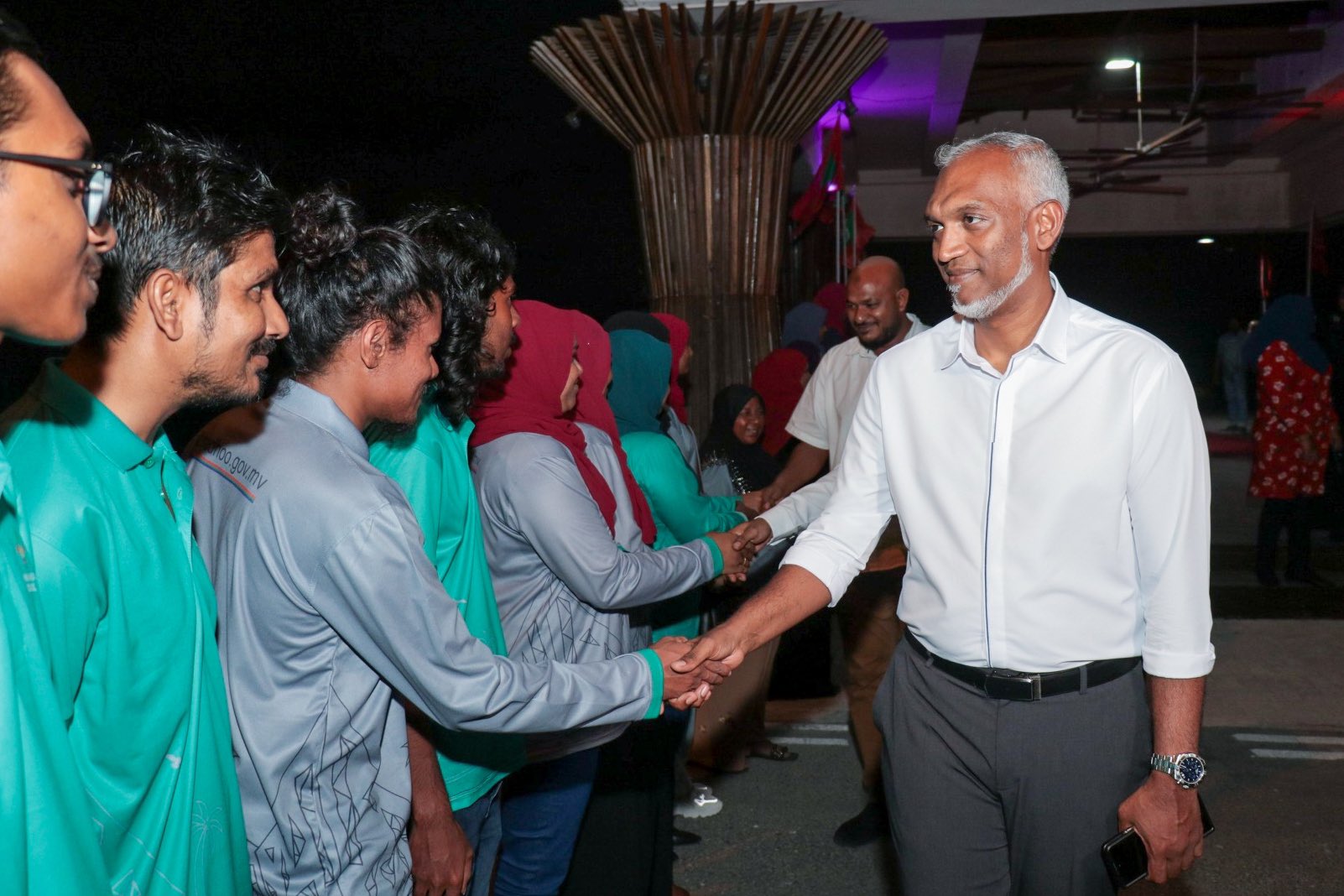 ނަމާދަށް އަރާވަގުތު ވެހިކަލްތަކުގައި ސްޓިކާ ޖަހާތީ މޭޔަރުގެ ކަންބޮޑުވުން!