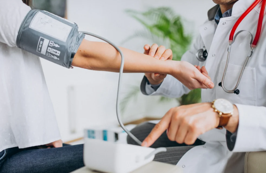 ޑޮކްޓަރީކަމުގެ ސަނަދެއްނެތި ކްލިނިކެއް ހިންގަމުންދިޔަ މީހަކު ހައްޔަރު ކޮށްފި