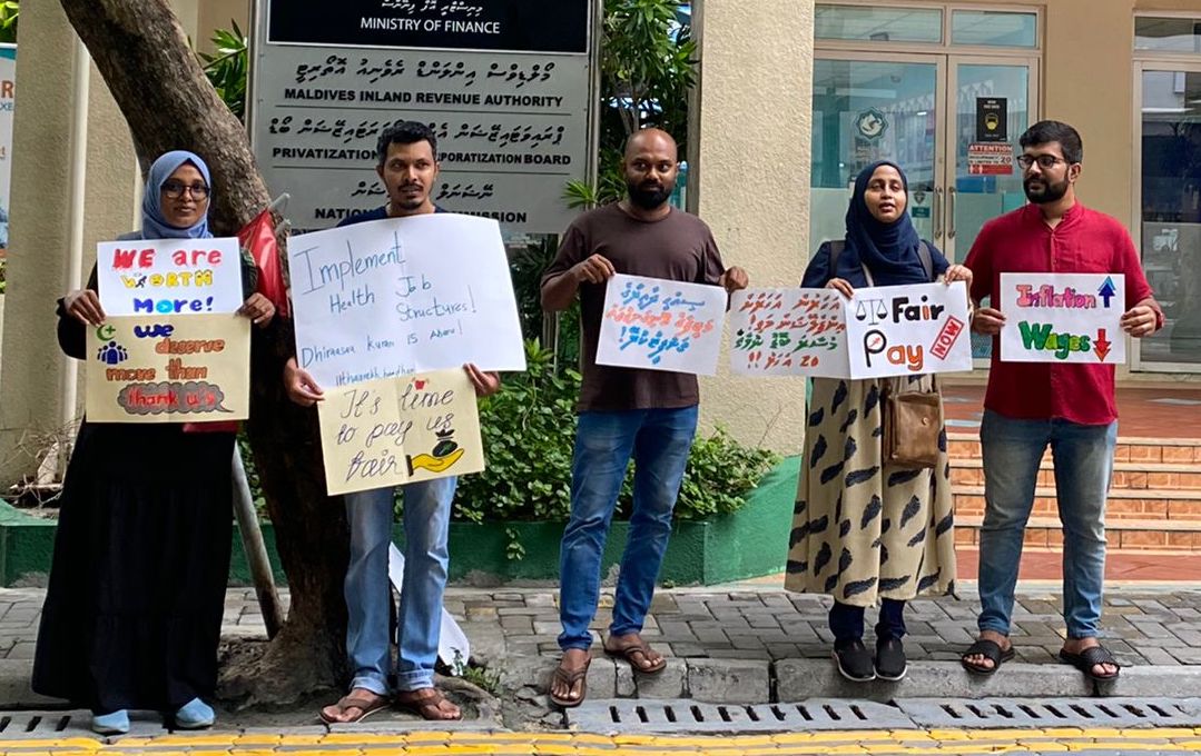 މުސާރަ ބޮޑުކުރާ ތާރީޚު ނުލިބޭތީ ސިއްޙީ ދާއިރާގެ ޔޫނިއަނުން އިޙްތިޖާޖްކޮށްފި