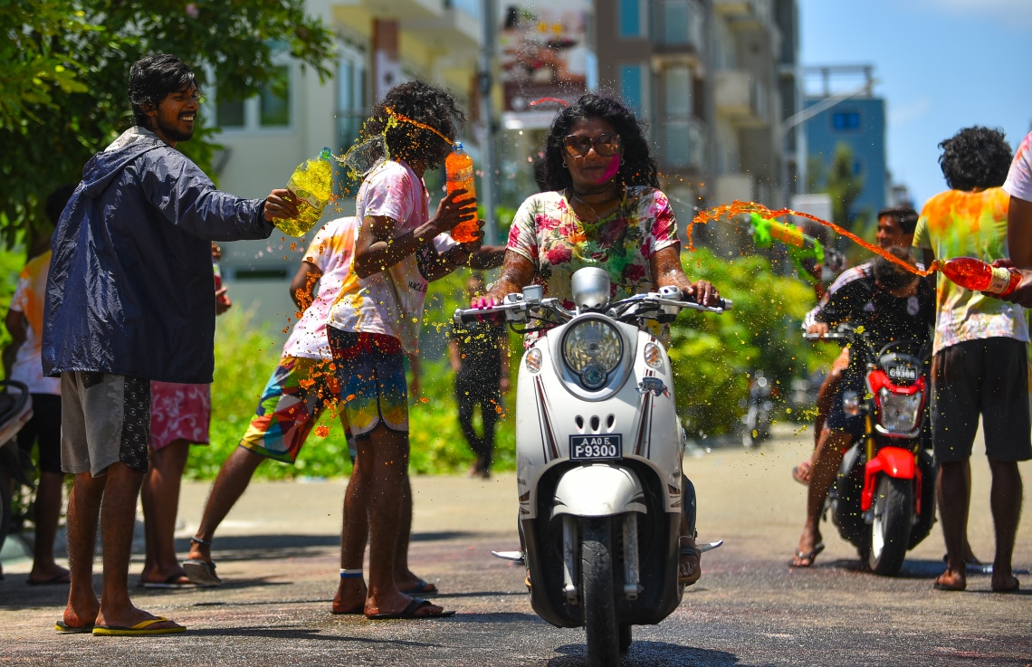 ކުލަޖަހާ ބައެއްގެ ކިބައިން ސަލާމަތްވާން އުޅުނު އަންހެނަކު ސައިކަލުން ވެއްޓި ސީރިއަސް އަނިޔާ ތަކެއް