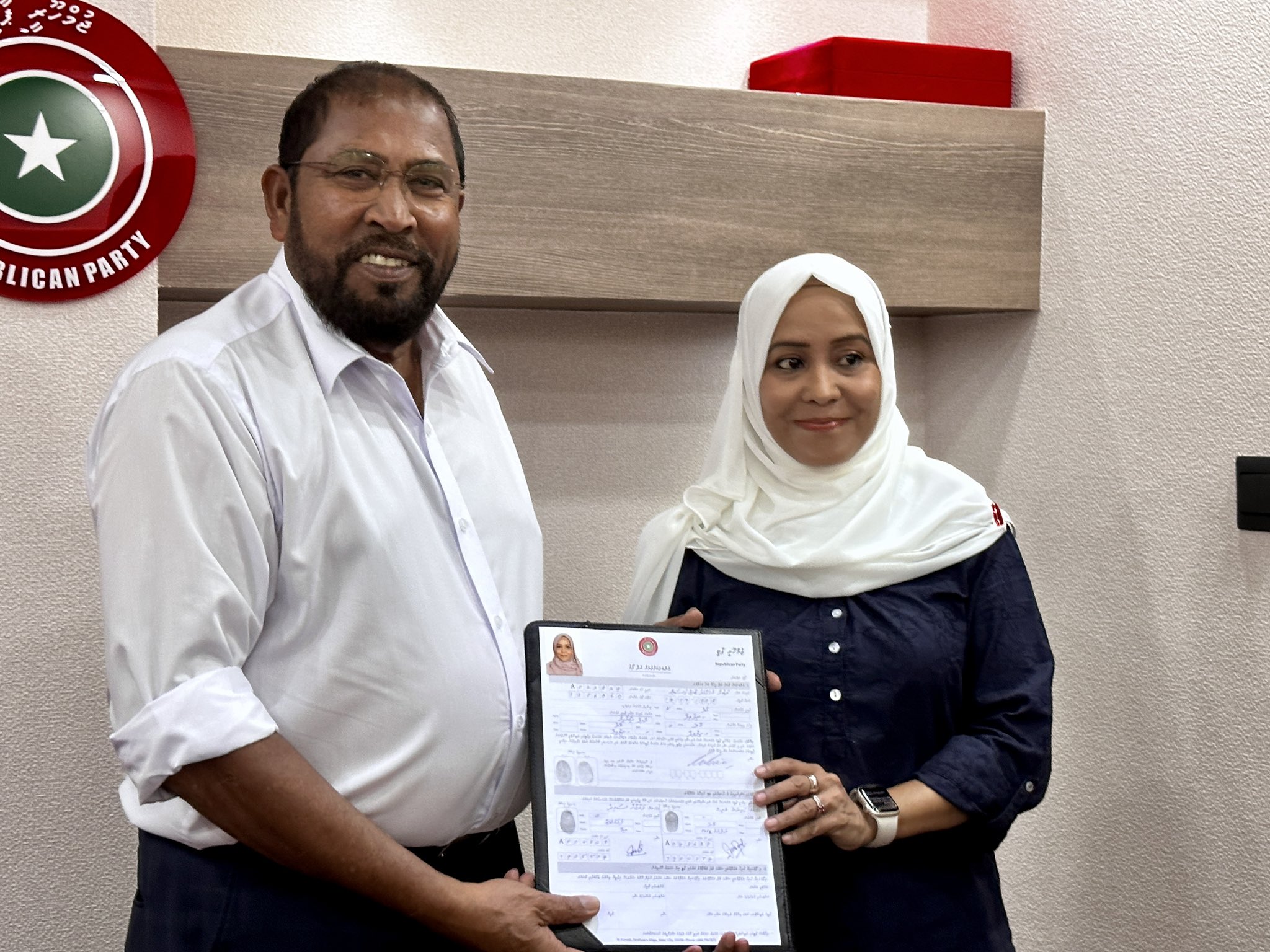 ލުބްނާ ޒާހިރު ޖުމްހޫރީ ޕާޓީއަށް ސޮއިކުރައްވައިފި