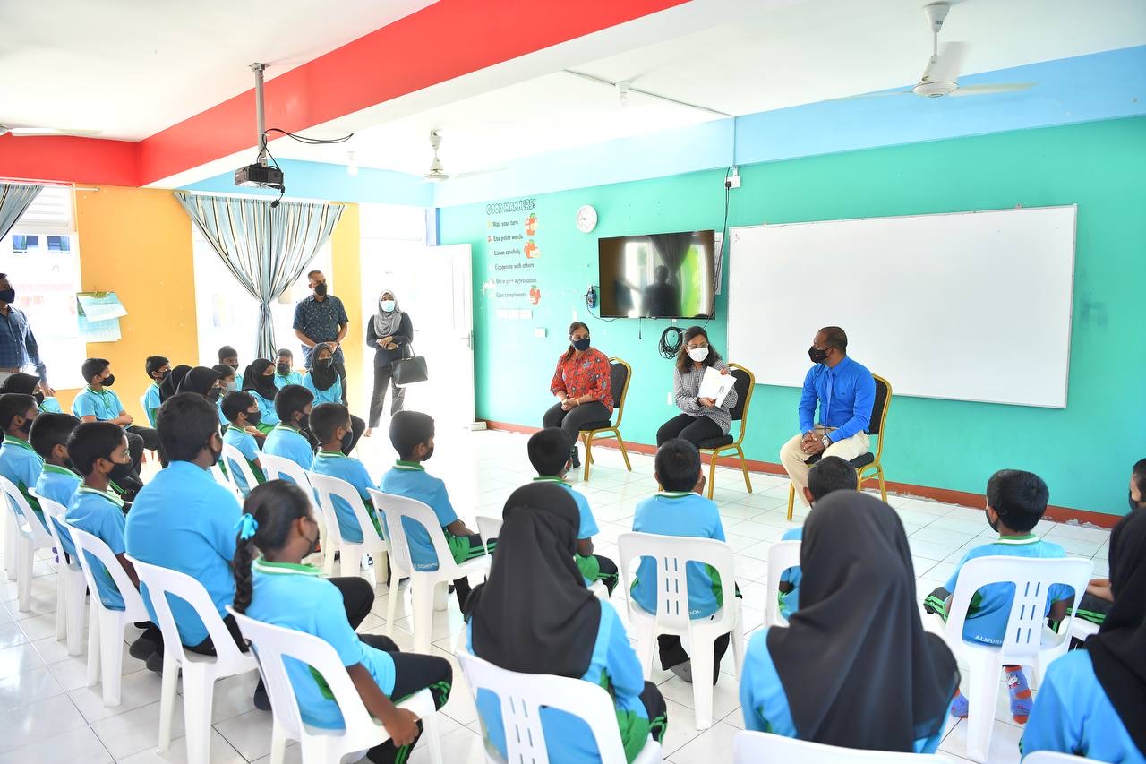 ރައީސްގެ އަނބިކަނބަލުން އަލިފުށީ ސްކޫލަށް ޒިޔާރަތްކުރައްވައިފި