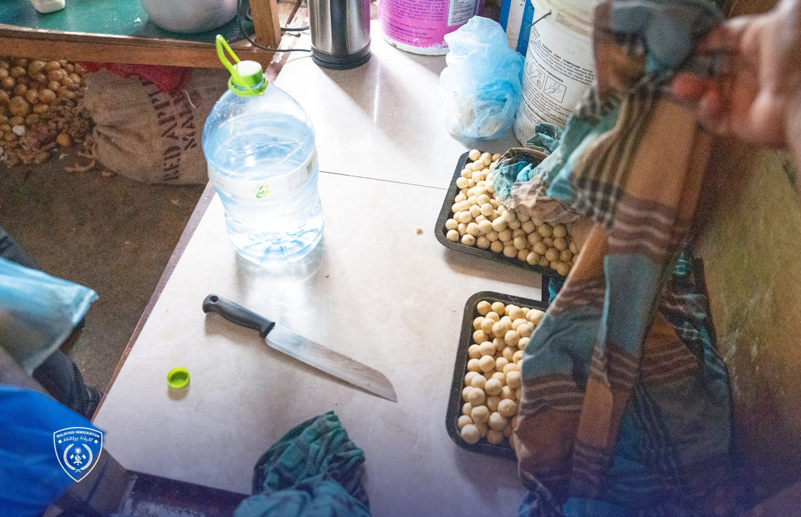 ބިދޭސިން ހެދިކާ ހަދާ ތަނެއް އަނެއްކާވެސް ރެއިޑްކޮށްފި؛ ހެދިކާތައް މަތީގައި ހުރީ މުންޑު އަޅާފައި