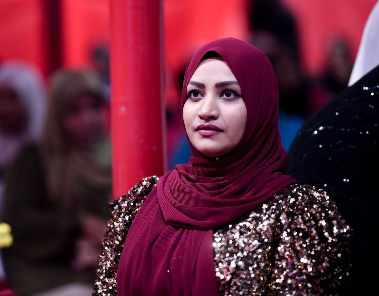 ފުރައްސާރައަށް ބެލުމެއްނެތި އަންހެނުން ކުރިއަށްދޭ؛ ދުއްތުރާތަކާ ކުރިމަތިވިޔަސް ދޫނުކުރާތި: ނަހުލާ