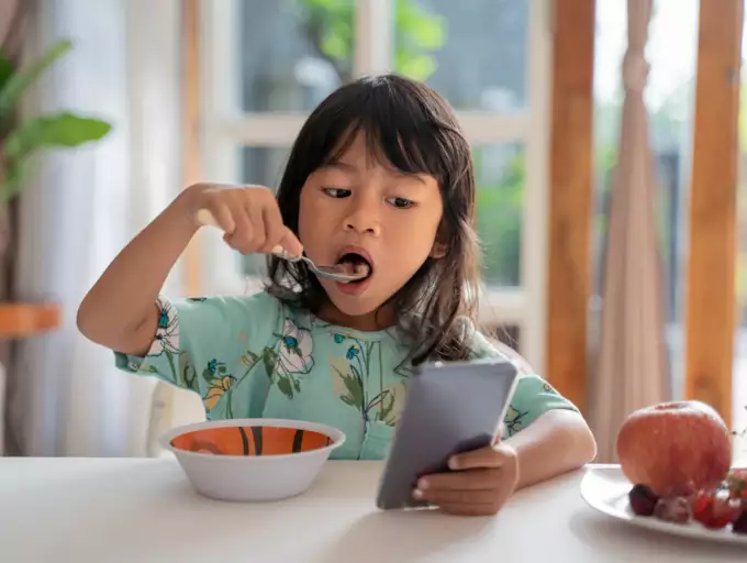 އުމުރާއި ނުގުޅޭ 'އެޑަލްޓް ކޮންޓެންޓް' ތަކުން ކުދިން ރައްކާތެރިކުރާނީ ކިހިނެއް؟