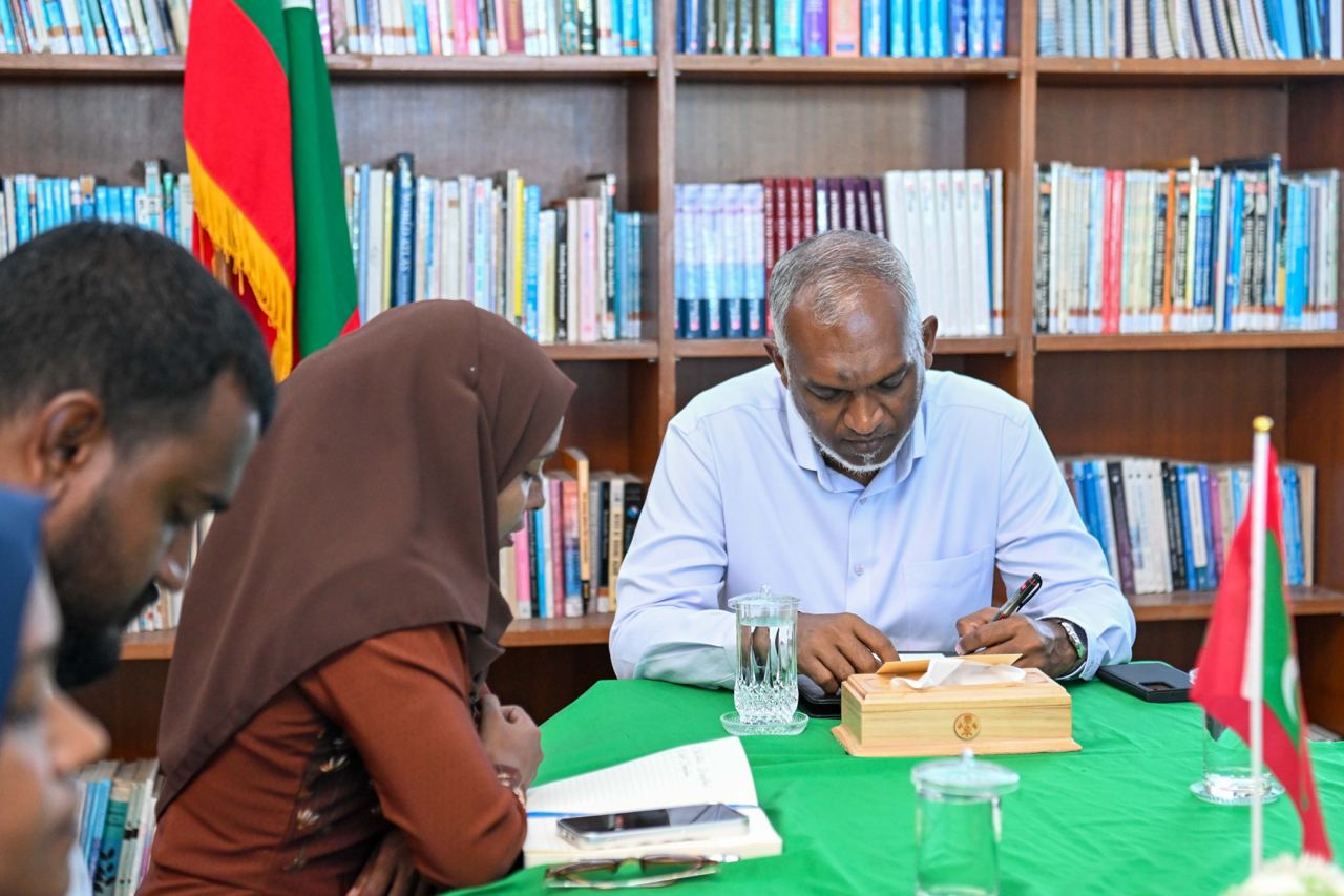 ގައްދޫ ކައުންސިލްގެ ރައީސާއި ނާއިބު ރައީސް، ރައީސް މުއިއްޒުއާ ބައްދަލެއް ނުކުރި