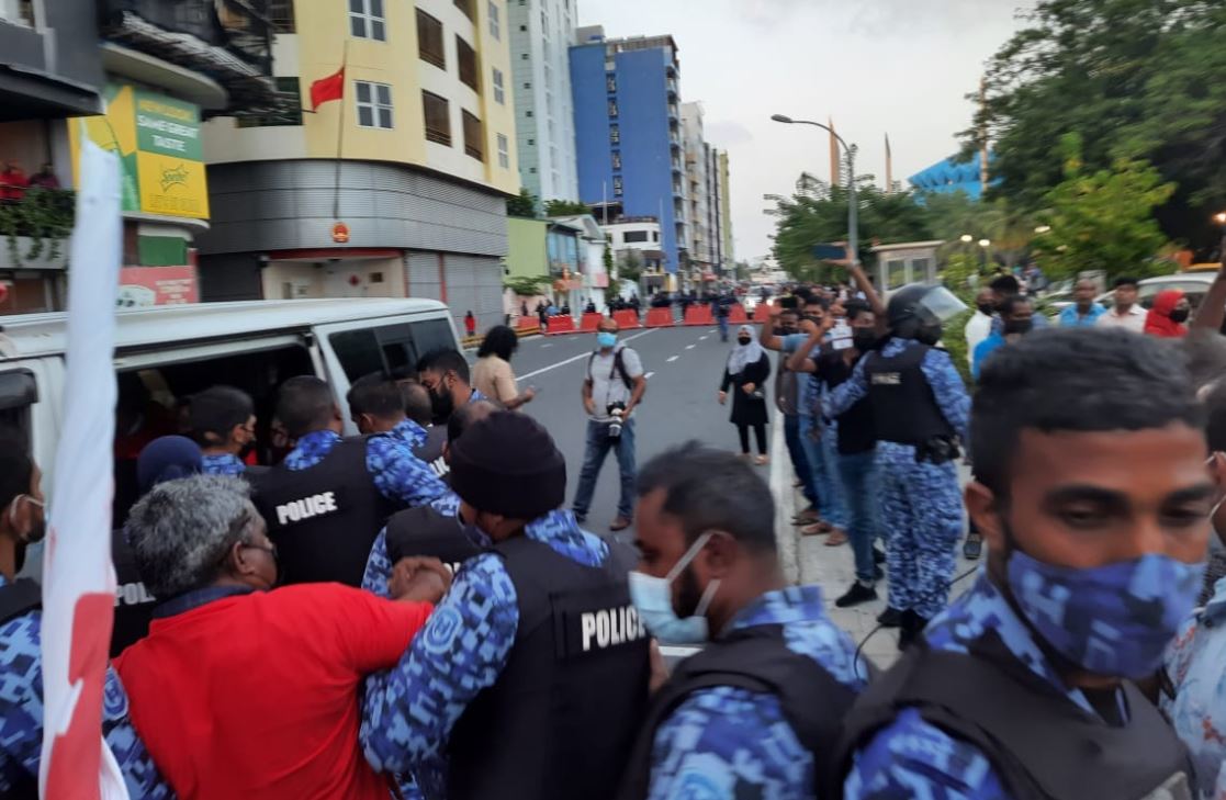 އިދިކޮޅު މުޒާހަރާއިން ހައްޔަރުކުރި 2 މީހަކު ފިޔަވައި އެންމެން ދޫކޮށްލައިފި