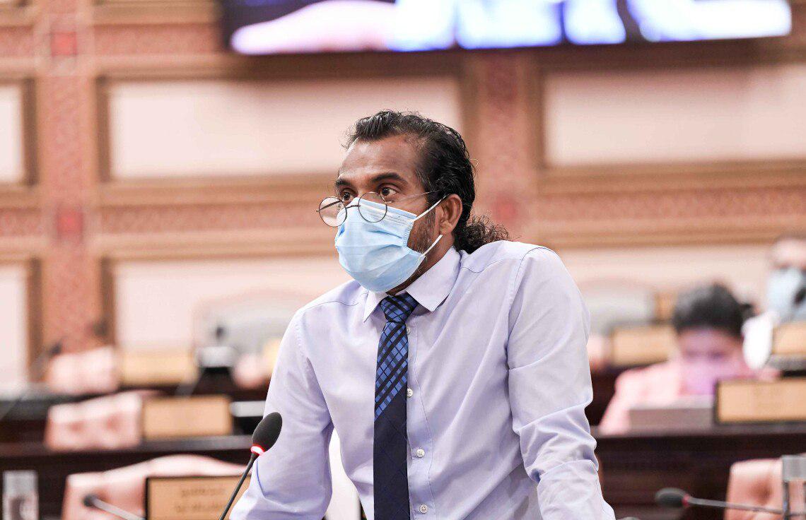 މަޖިލީހުގައި އޮތީ. ރައީސްގެ އަޣުލަބިއްޔަތު؛ އެތެރެއާއި ބޭރުން ތެޅިޔަސް ސަރުކާރު ނުވެއްޓޭނެ- މޫސަ