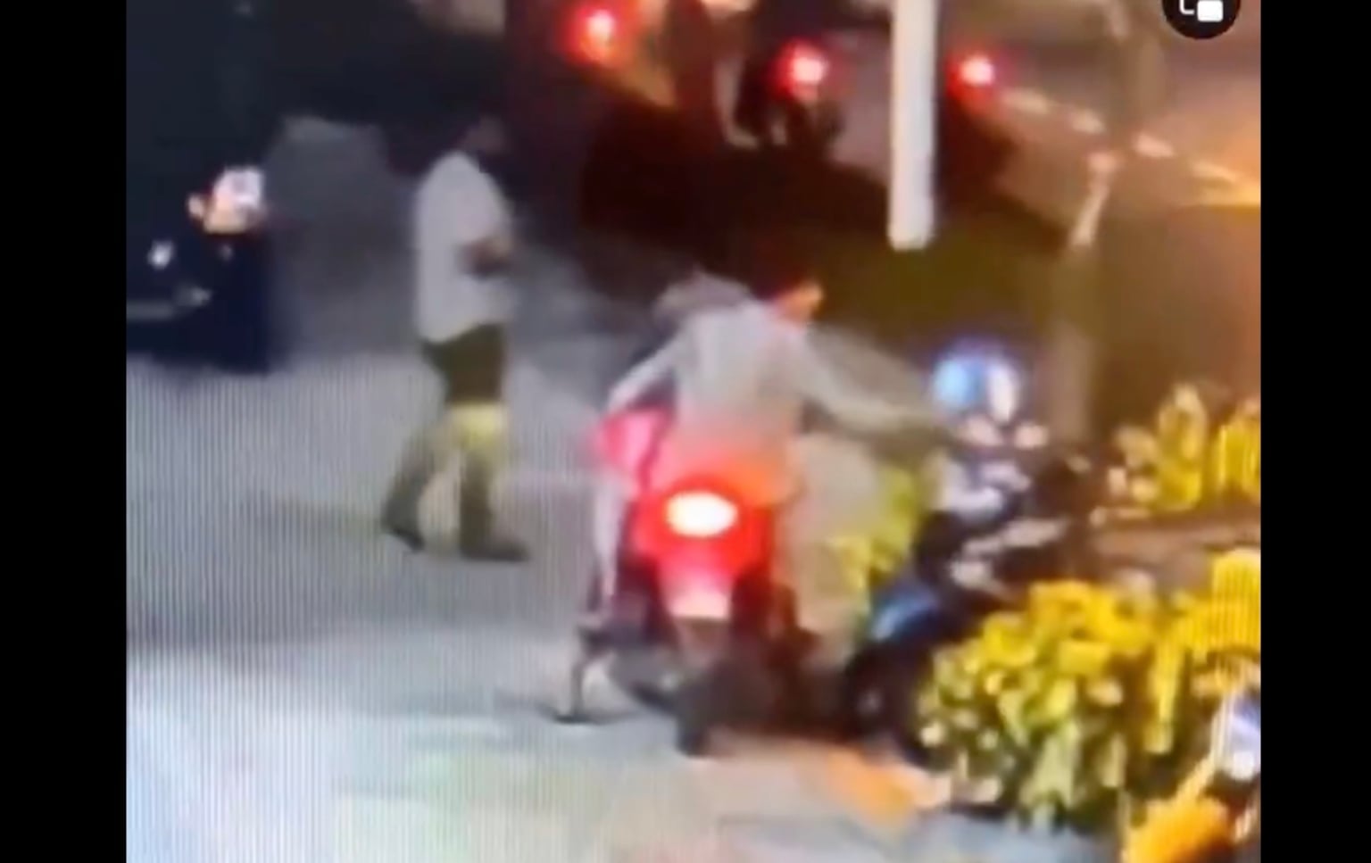 ހެލްމެޓެއް ވަގަށް ނެގި ބަޔަކު ހޯދަނީ